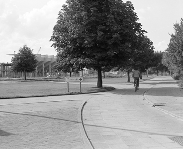 884462 Afbeelding van een ANWB-wegwijzer voor fietsers op een fietspad langs het Herculesplein te te Utrecht, met links ...